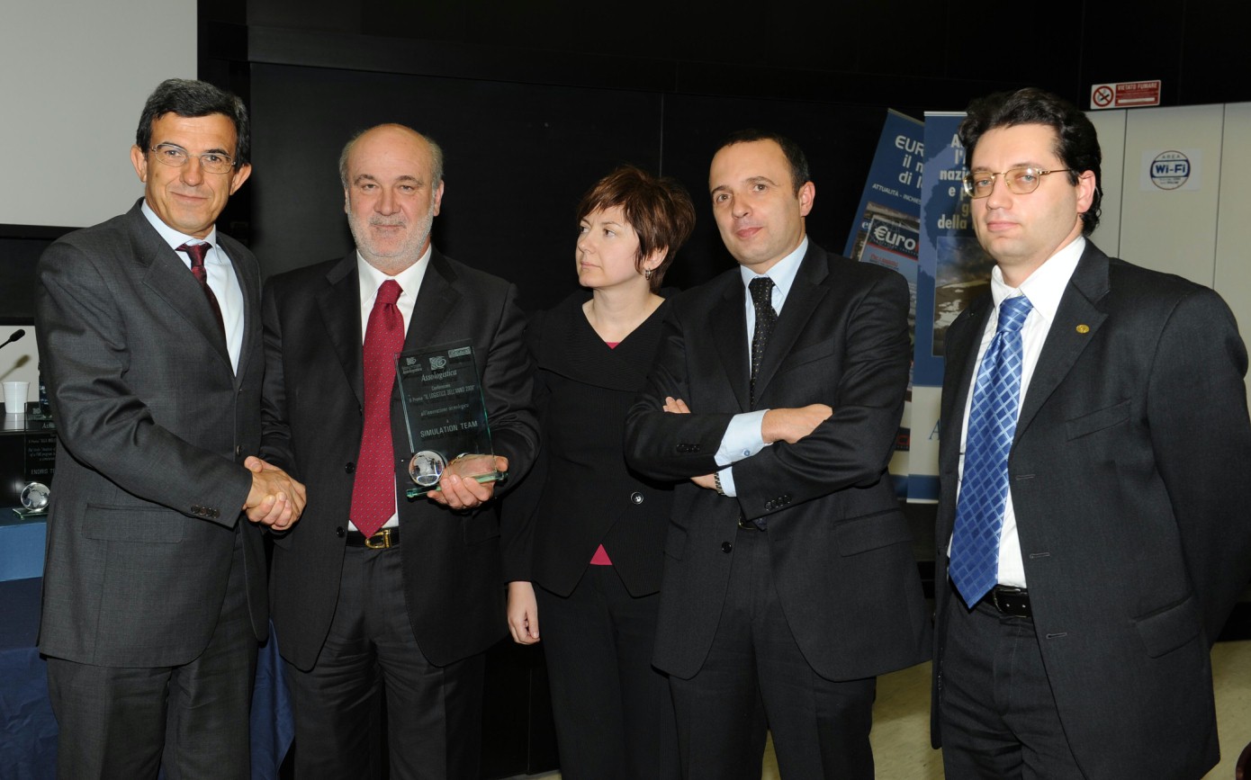 Simulation Team Representative collecting 'Logistico dell'Anno' Italian National Award for Innovation in Logistics 2009